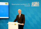 Dr. Thomas Gößl spricht auf der Pressekonferenz über Bayerns Regionalisierte Bevölkerungsvorausberechnung